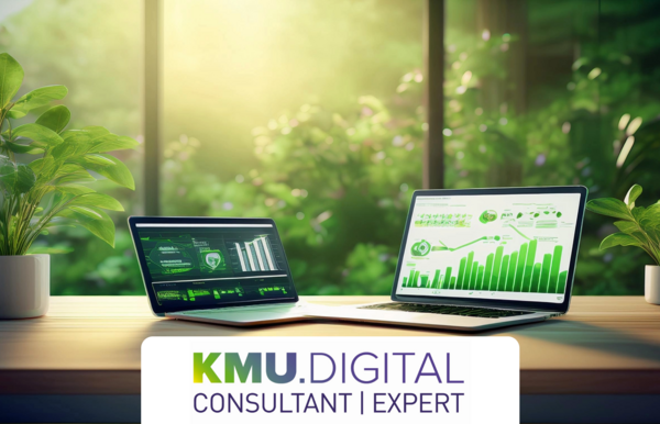 Zwei Laptops auf einem Holztisch vor einem sonnendurchfluteten Fenster mit Blick ins Grüne, zeigen digitale Auswertungen mit Nachhaltigkeitsbezug. Daneben grüne Zimmerpflanzen. Im Vordergrund das Logo von KMU.DIGITAL – symbolisiert die Verbindung von Digitalisierung und ökologischer Transformation.