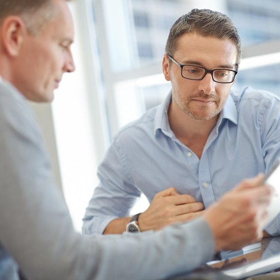 Zwei Marketing-Profis diskutieren Strategien in einem modernen Büro